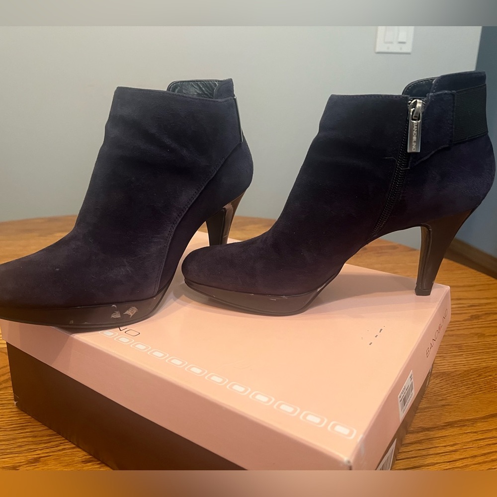 Bandolino dark blue suede booties